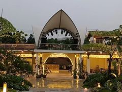 -茅草房·河畔园林火锅