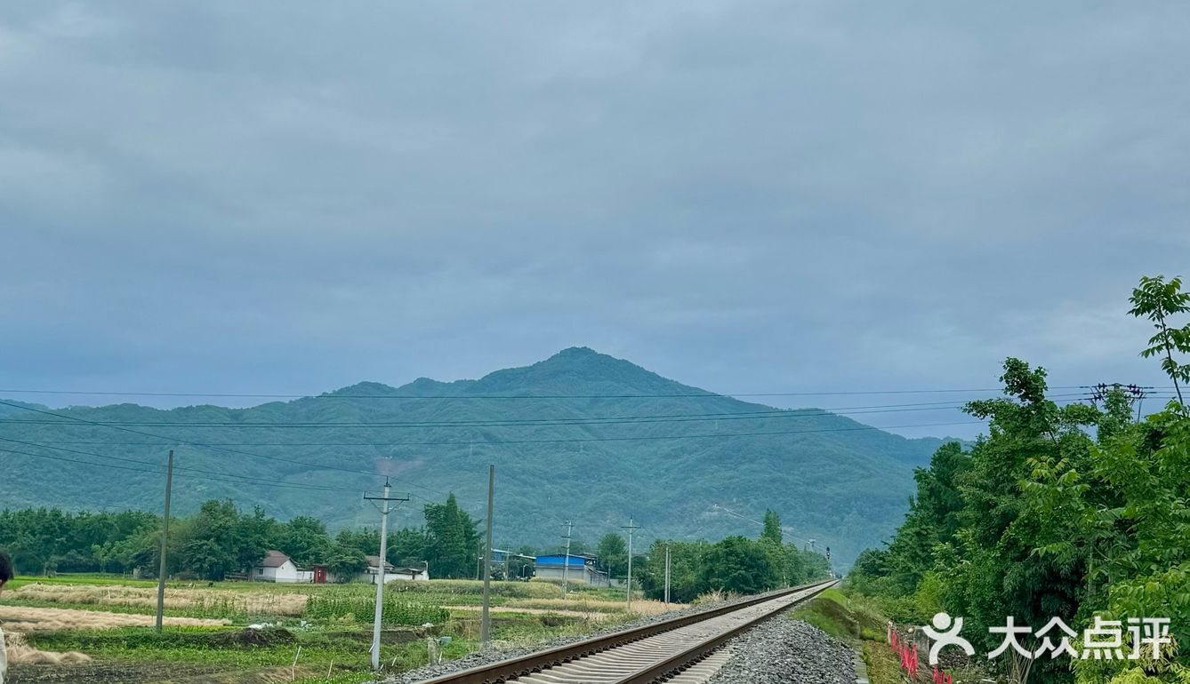 鲜牛肉🥩大腰片🍢看着火车吃着串串儿[调皮]