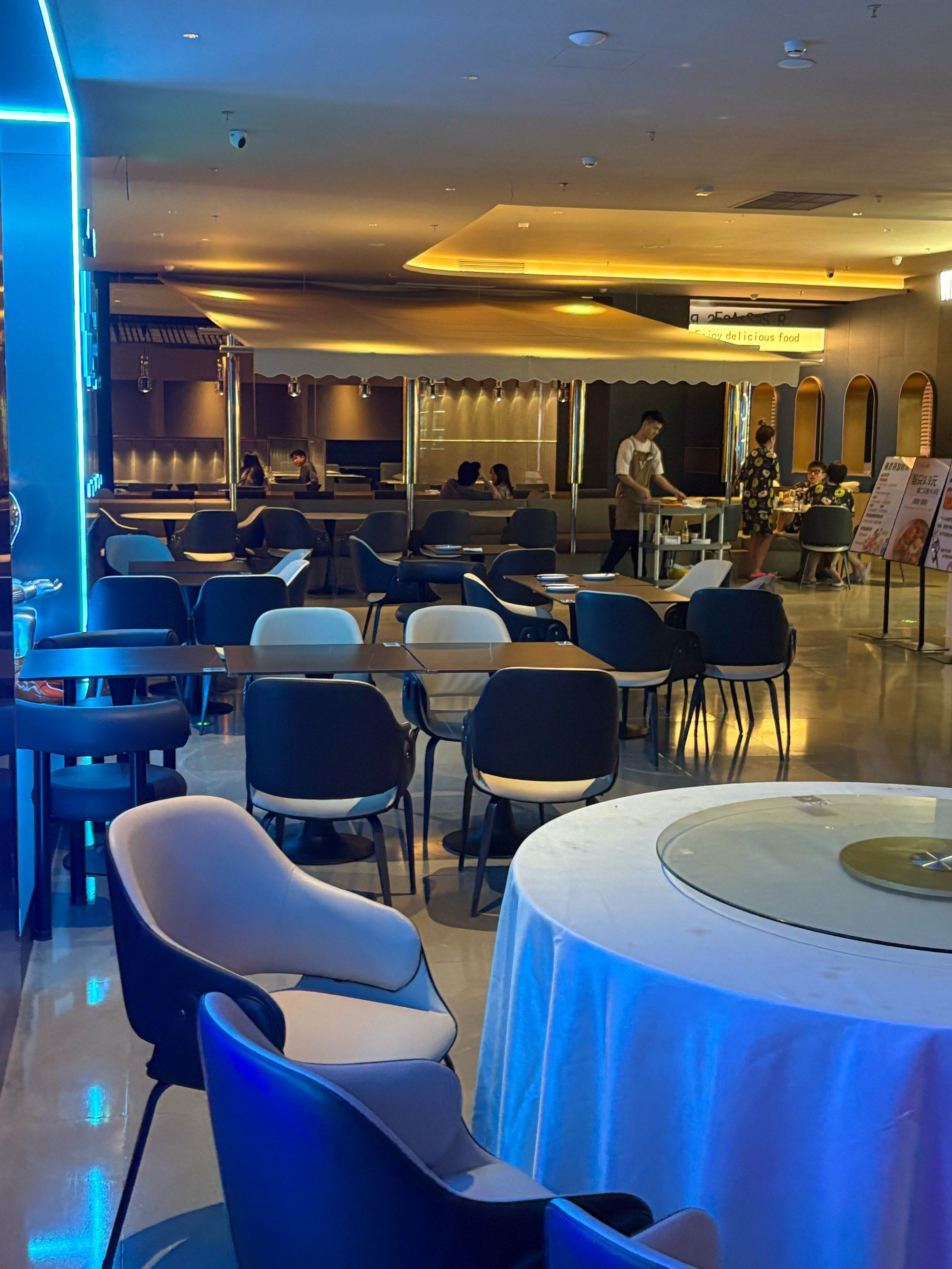 体验很好,空间非常大.能玩的项目非常多