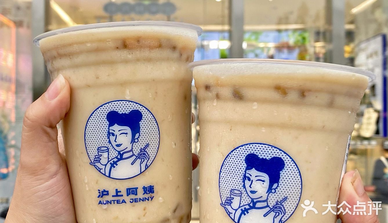 武汉的夏天必须拥有两杯沪上阿姨的绿豆牛乳冰！