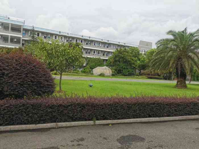 杨贤江中学-"杨贤江中学是以著名教育家杨贤江先生命名的.