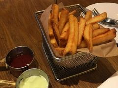 宽薯条配双簧-造精酿餐厅