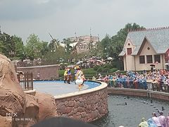 米奇和朋友们的表演 喷水 项目 需要带雨衣 提前排队等候-上海迪士尼度假区