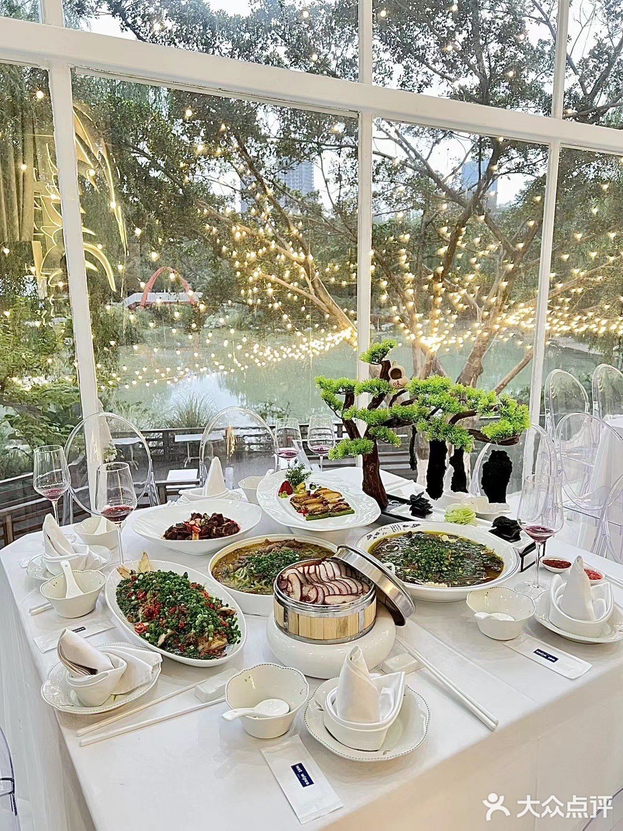 陪妈妈过节选地方吃饭，选了公园的一家花园餐厅