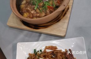 Braised Chicken with Red Scallion in Clay Pot