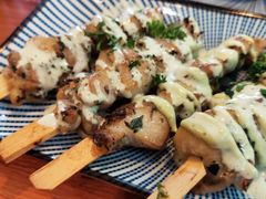 炭烤鸡肉串配酸奶黄瓜酱-帕歌西班牙餐厅paco tapas