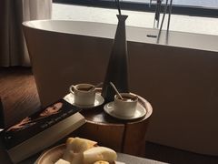 沙发上躺着看书，酒店提供咖啡，苹果和梨啦！诗和远方自己想象！-大理无舍度假酒店