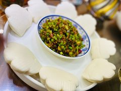 炒黄牛肉粒配饼-清真·玛丽亚新疆菜主题餐厅(浙江中路店)