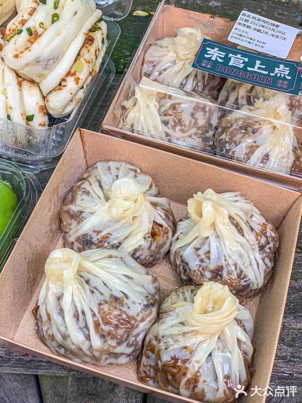 花卷上满满的肉沫拿到了刚出炉的！