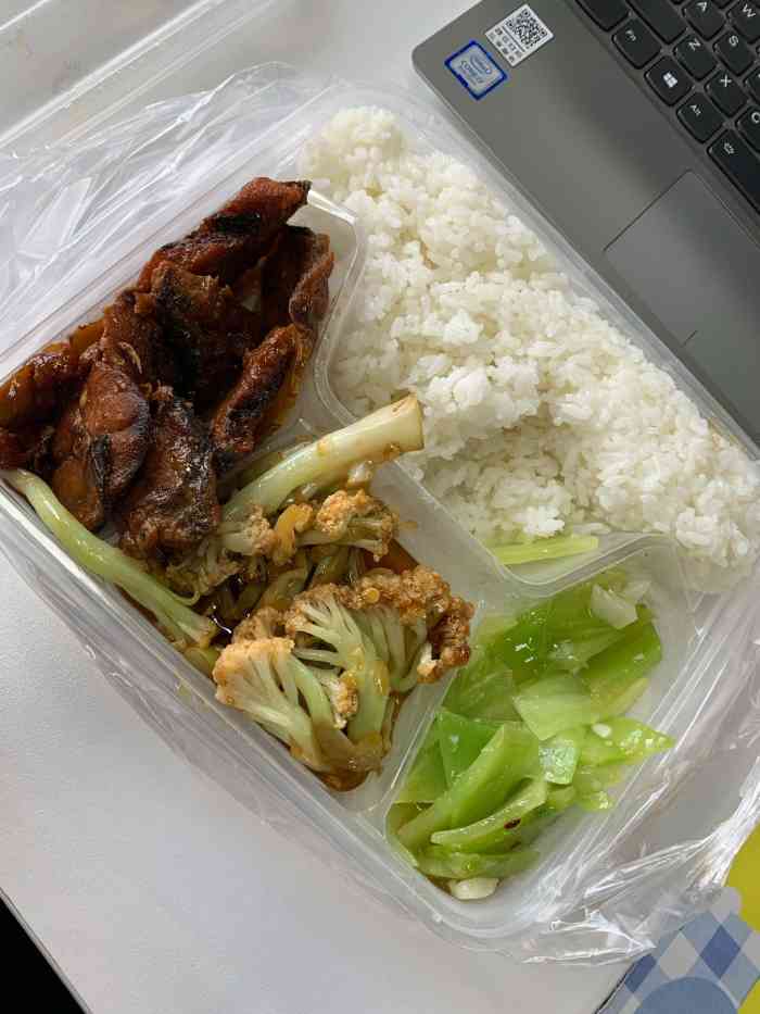 平时上班中午经常来买盒饭,两素一荤的套餐15元,可选择的菜品也很多