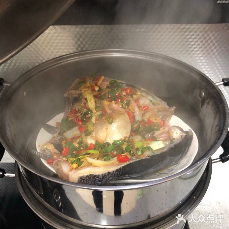 品尝正宗湘西风情的剁椒鱼头