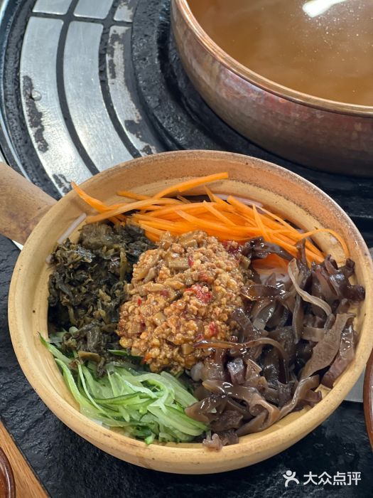 阿山卓·野生菌火锅·纳西火塘烤肉七彩云南拌米线图片
