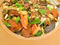 爆炒赤松茸黑牛肝菌-云海肴·汽锅鸡·云南菜(苏州中心店)