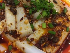 川粉味道一般，鱼香肉丝下饭菜还算地方，就是忍不住还是想青笋在里面，这就是习惯了吧。这个蹄筋炖萝卜很适合的养生菜品。-堂聚德(三圣宫美食文化街店)