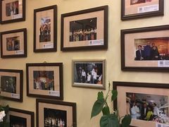 进门商店里的名人合影照片墙-正乙祠戏楼