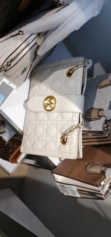 maitane kalos-"店员说是小mk,还以为是mk打一折,毫不.