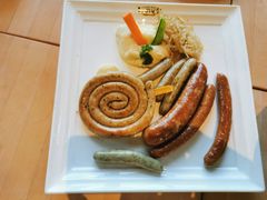 德国香肠拼盘配土豆泥和酸椰菜-LENBACH兰巴赫西餐啤酒坊(大连东港店)