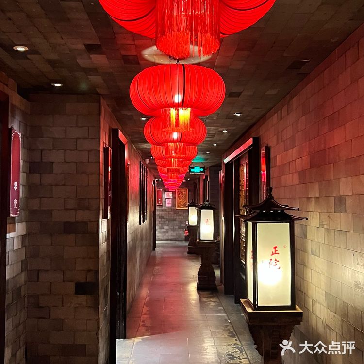饭馆，更像是戏馆