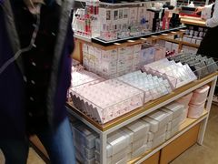 -名创优品(北京新中关购物中心地铁层店)
