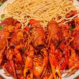 香港人过关都要来吃这家座无虚席的烧烤店！