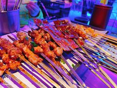 堆成山的烤串-燥次·烧烤酒场(万象城店)
