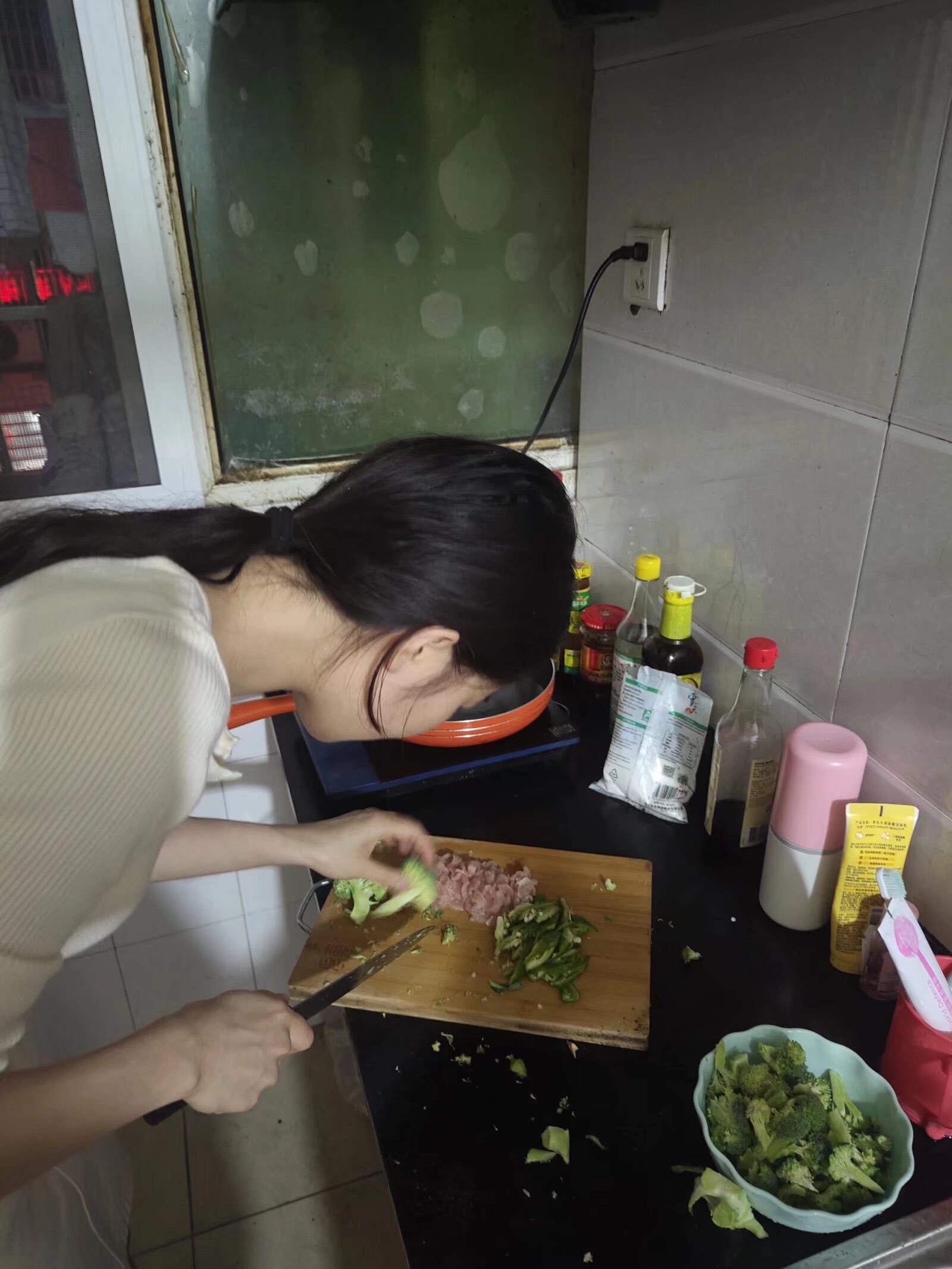 同学发现妈妈在厨房炒菜