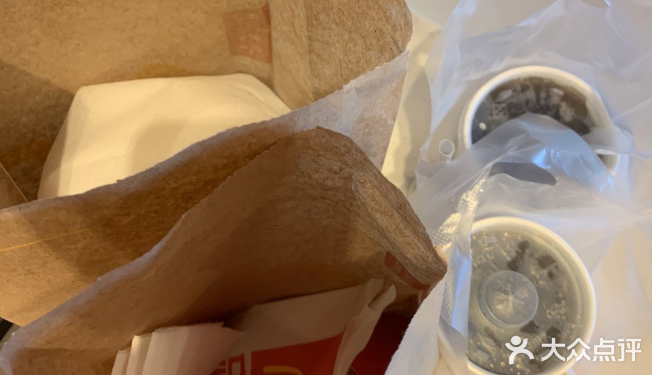 安全，大家都在候机大厅，一个人拿一袋好吃的