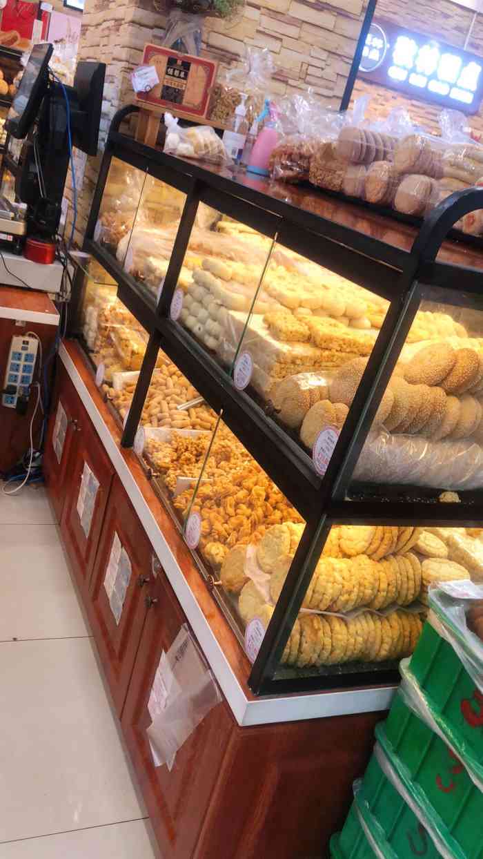秋林糕点-"位置:李家村秋林最北头,好几个货架都是秋.