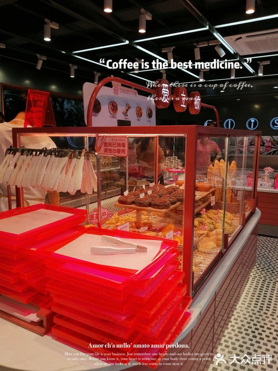 荧光主题甜品店，你见过吗[爱心][爱心][爱心]