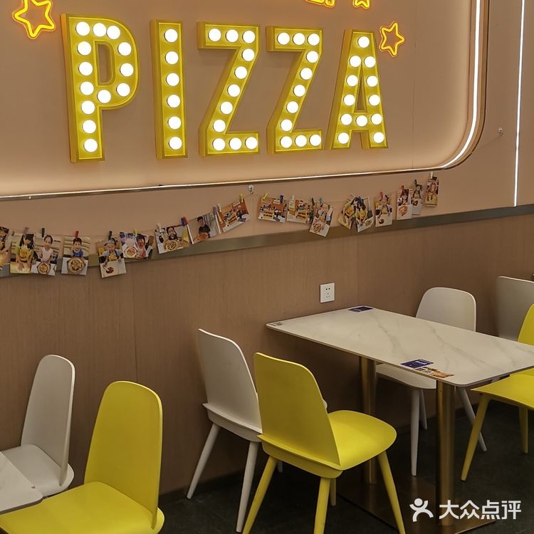 明快干净,开放式厨房可以看到披萨制作全过程