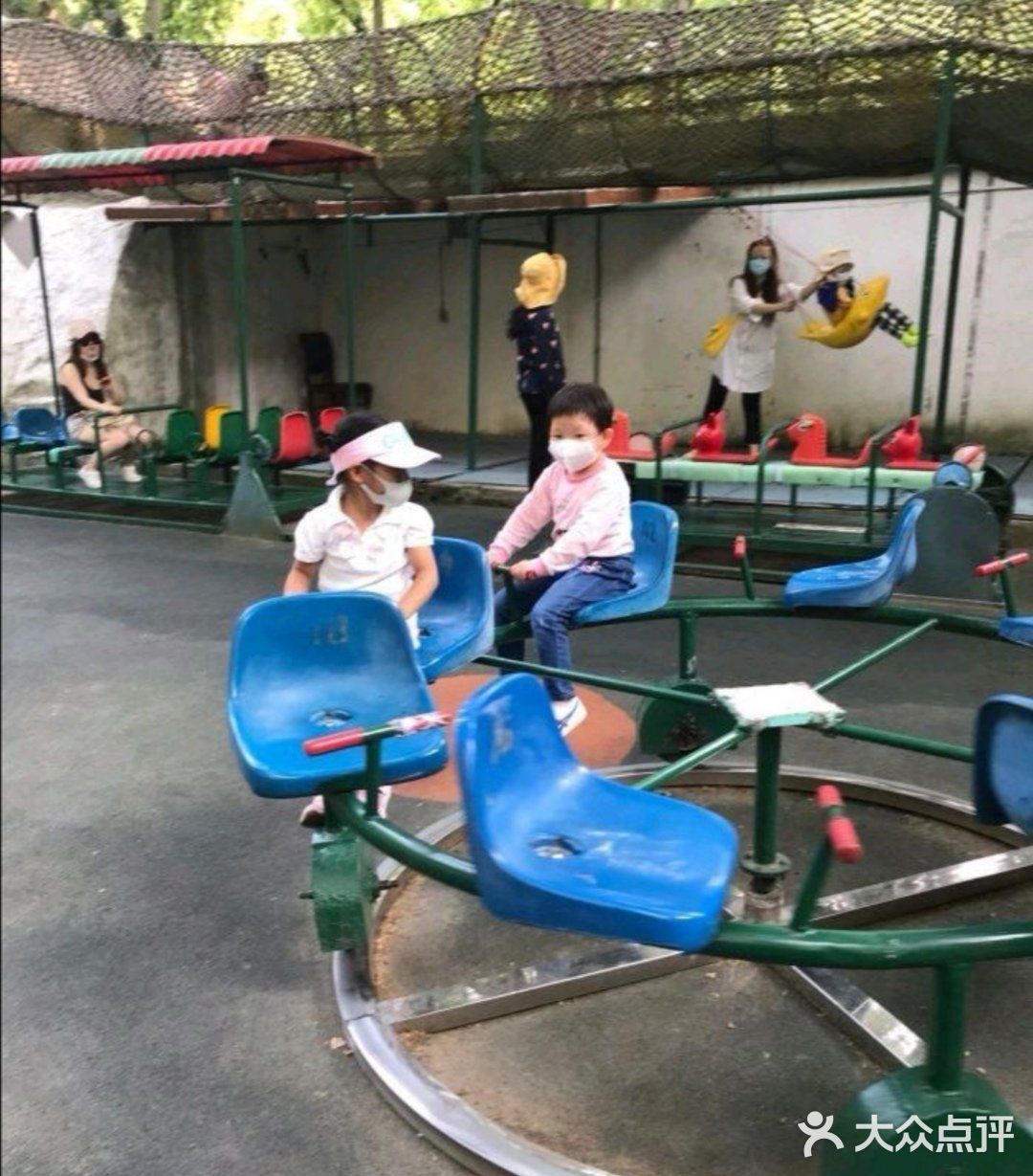 复古风的乐园，小小勇士要释放满满电力