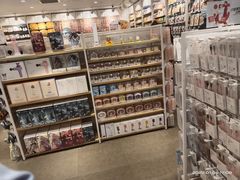 -名创优品(北京新中关购物中心地铁层店)