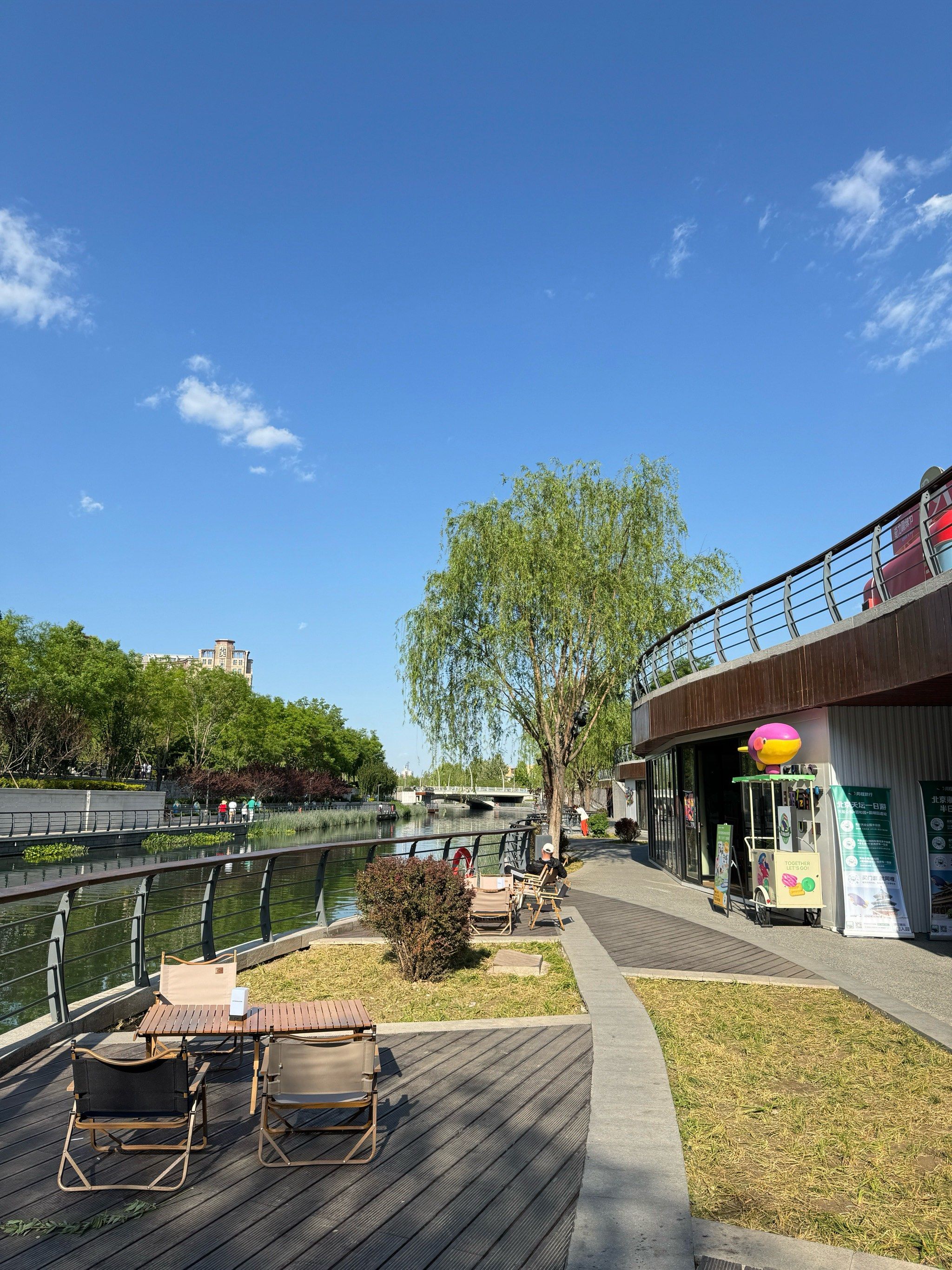 亮马河边惬意的咖啡店
