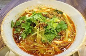 Spicy卤ged Rice Noodles with Pickled Mustard Greens and Minced Pork