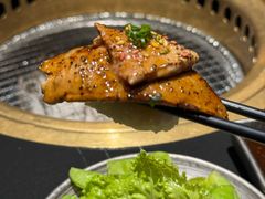 手握鹅肝寿司-山川小町·极番烧肉(新地假日广场店)