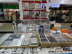-美式眼镜·授权蔡司.依视路.尼康.豪雅.明月(人民广场店)