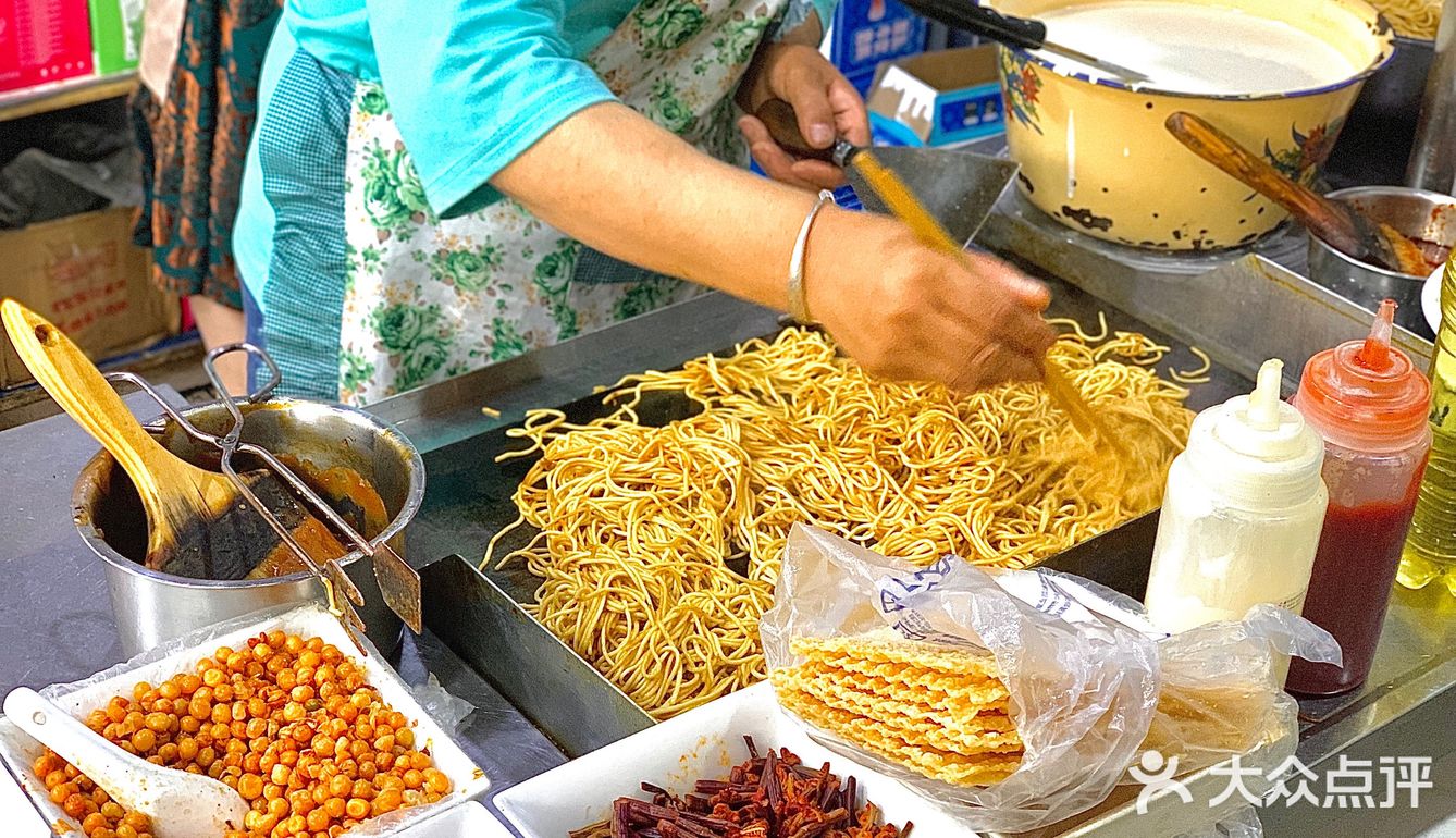 这是自助餐吧️ 来的时候正好看到阿姨在炒面