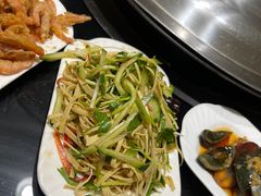 黄瓜拌豆皮-山城家常菜铁锅炖鱼