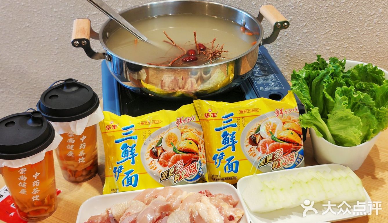 太卷了！吃个鸡煲还能把脉拔罐！？