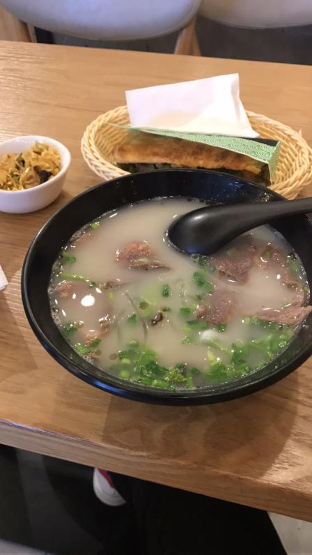 驢肉粉絲湯一份驢肉火燒粉絲湯味道一般般感覺很其他的粉絲湯沒啥區別