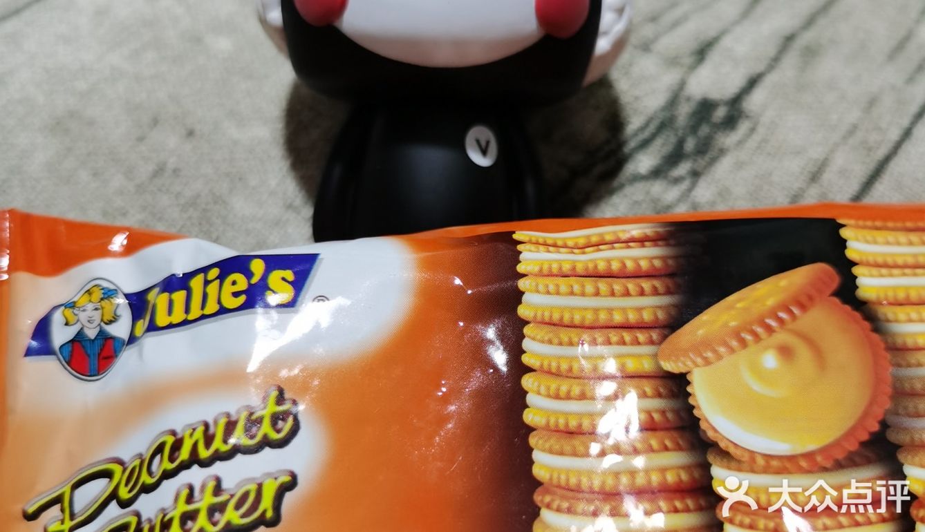 花生酱的花生味超级浓郁，夹心的花生酱口感顺滑香绵