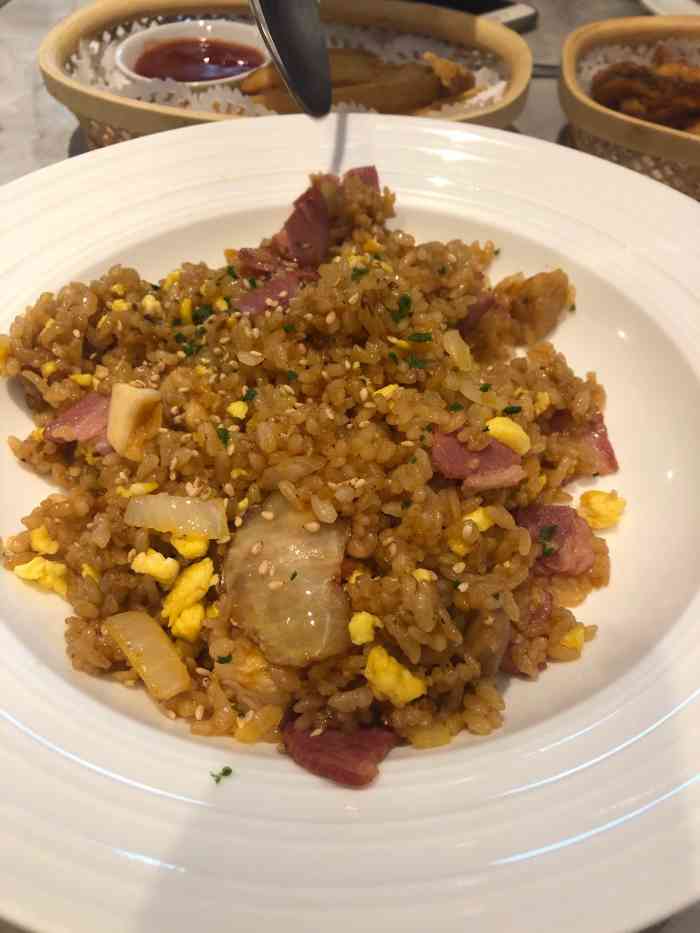 在杜家坎金瑞天霖购物中心的一层底商店挺大的分为上下两层但是因为