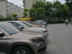 -海天商务大厦-地上停车场