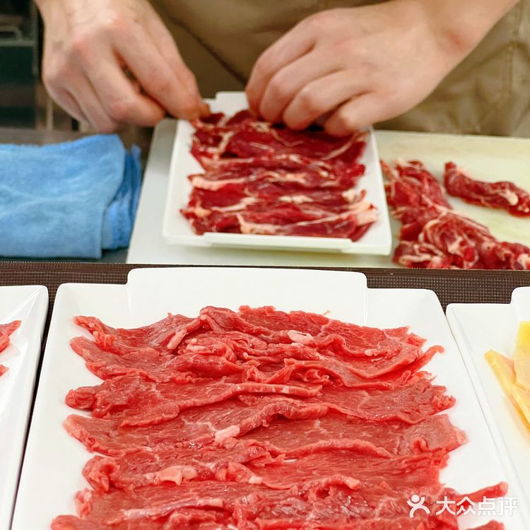 火锅当然要吃现切牛肉啦！