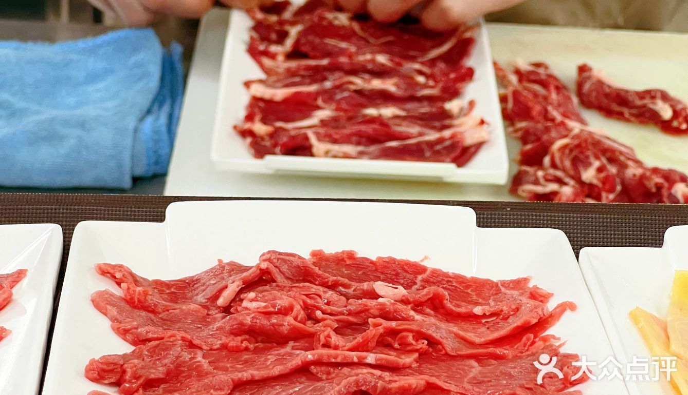 火锅当然要吃现切牛肉啦！