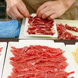 火锅当然要吃现切牛肉啦！