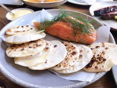 烟熏三文鱼配烤饺子皮和芥末籽酱-BOR Eatery(安福路店)