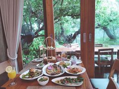 -Chom Cafe and Restaurant