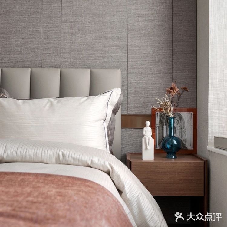 那一抹鲜亮的温暖橙，像是夕阳的黄昏护送我们回家