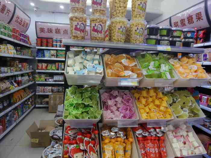 零食小屋-"店子就在公交车站附近哦 过来买瓶水喝发现.